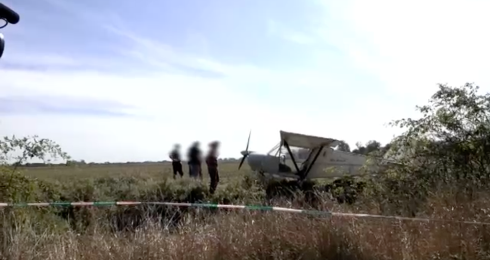 Opustené lietadlo na poli