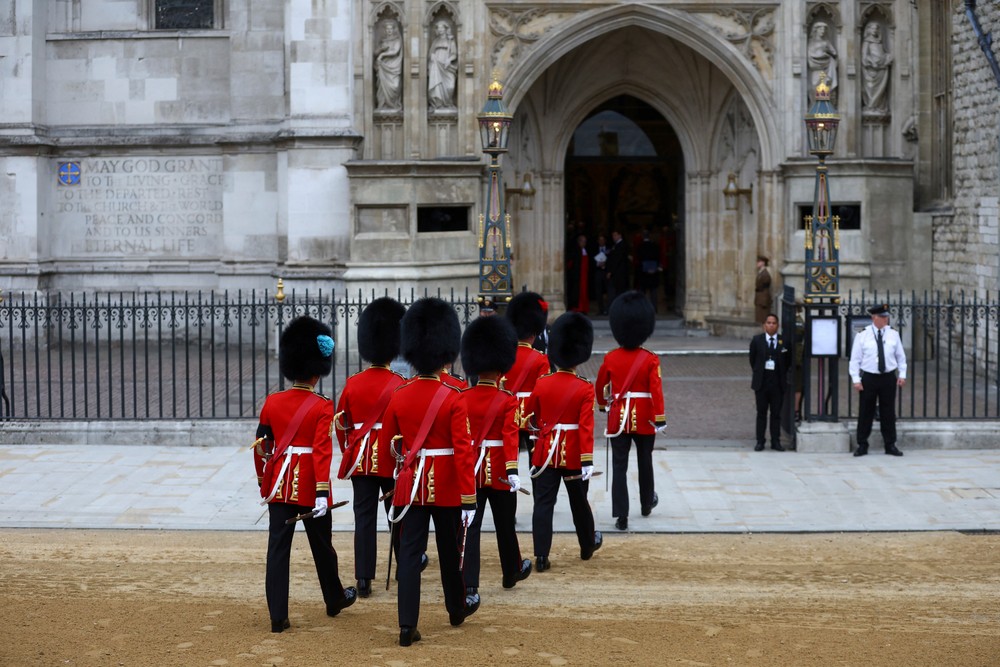 Británia sa lúči s kráľovnou Alžbetou II.