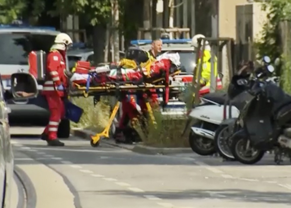 Záchranári pred školou po útoku