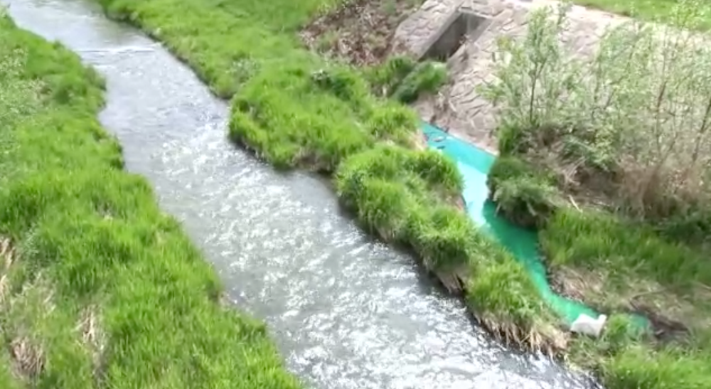 Miestny potok v Žiline dostal zvláštne sfarbenie