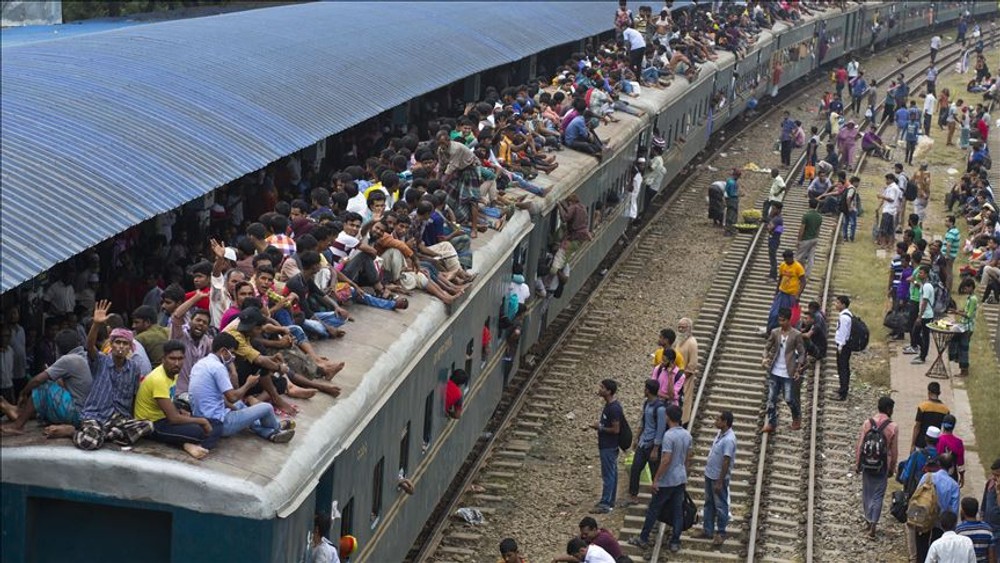 Ku vlakovému nešťastiu došlo v severovýchodnej časti Bangladéša pri prejazde mostu nad kanálom.