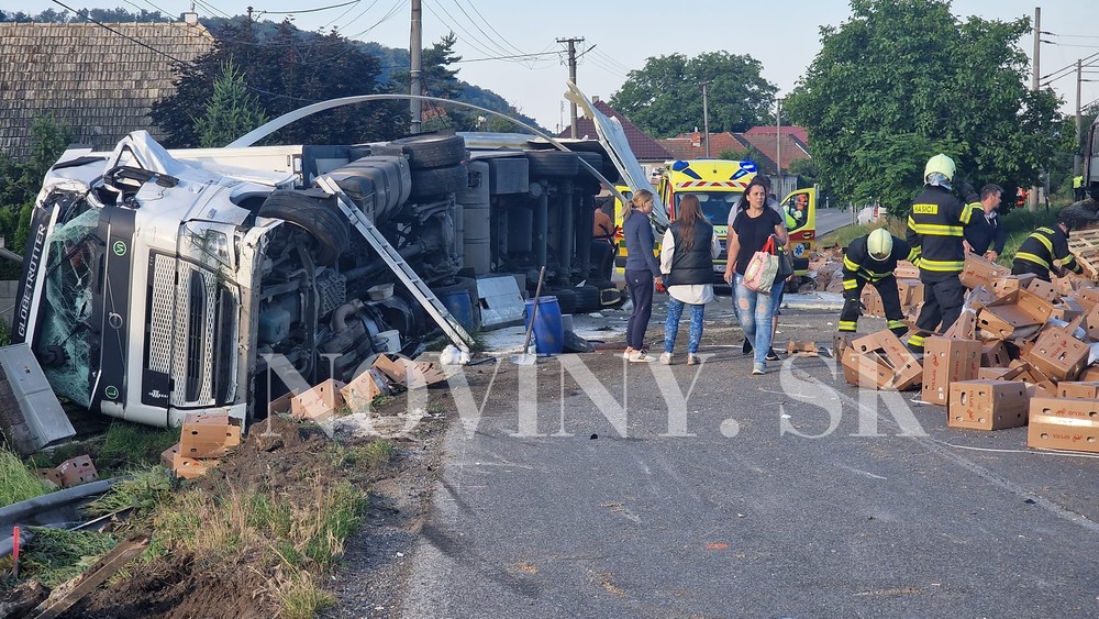 Zrážka vlaku a kamióna Hronský Beňadik (1)