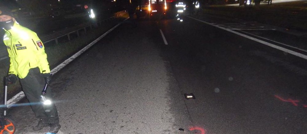 Tragická zrážka na R1: Nočná nehoda sa stala osudnou pre dvoch chodcov 