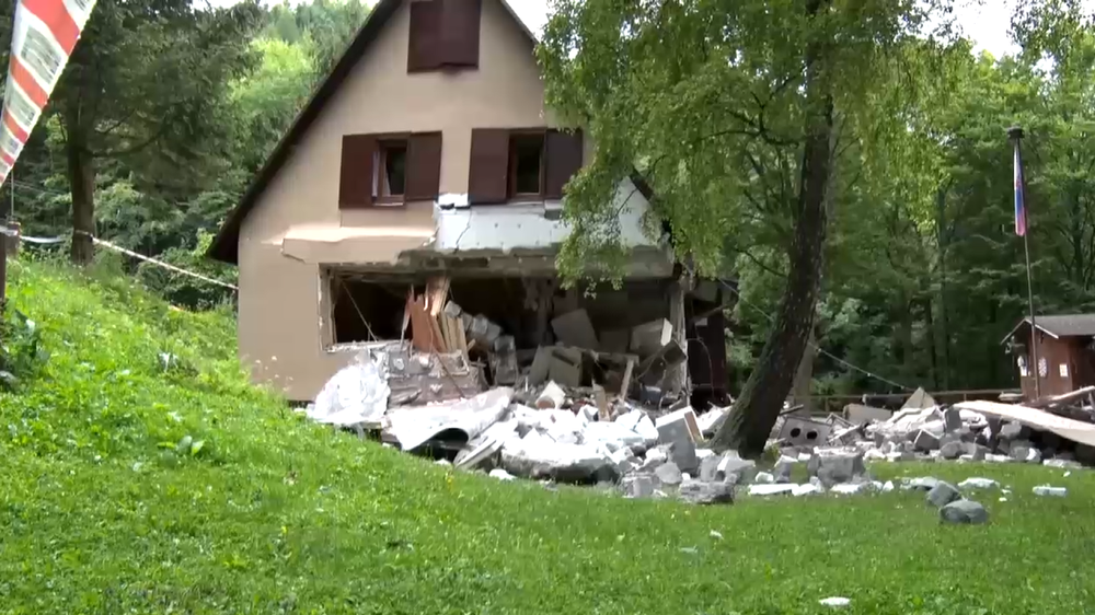 výbuch chaty horolezecký tábor Prievidza (9)