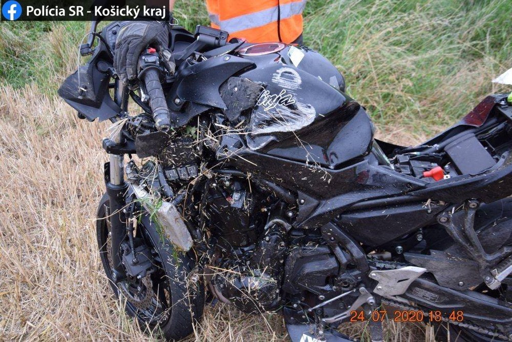 Po zrážke s traktorom vyhasol život motocyklistu
