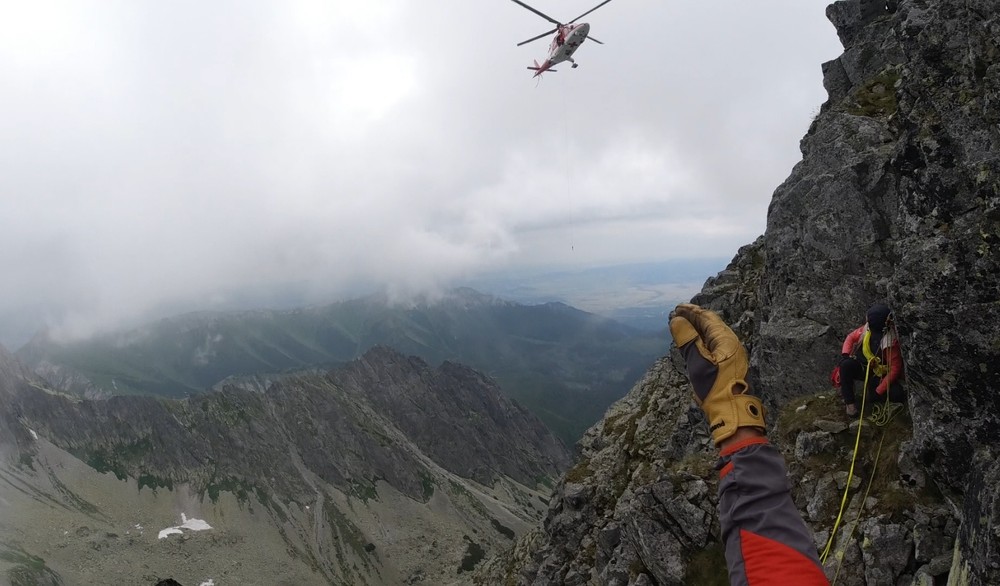 Záchranná akcia na Karbunkulovom hrebeni HZS zranene turistky (2)