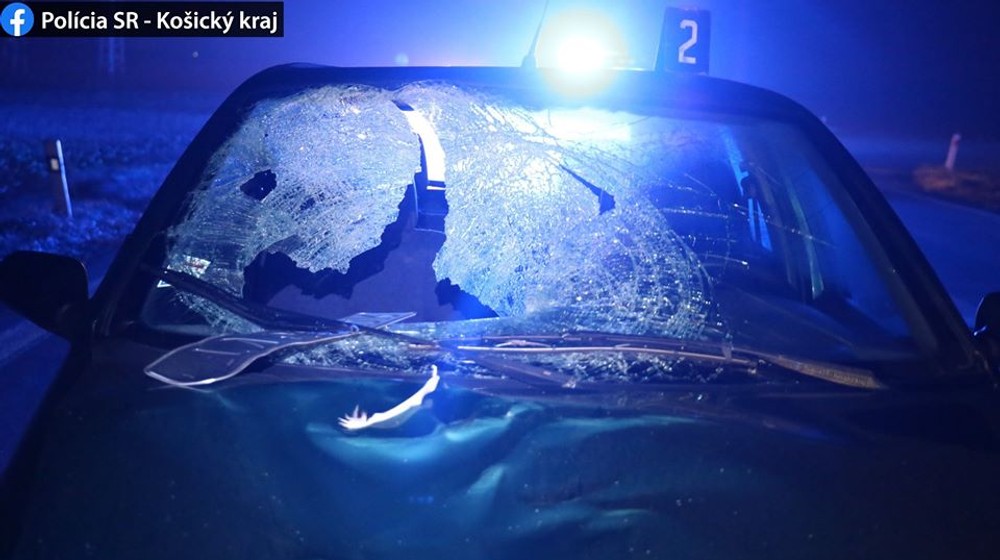 Dve nočné nehody skončili tragicky. O život prišiel chodec i vodič