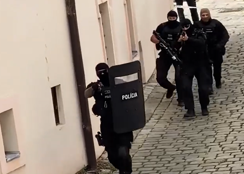 V centre Bratislavy spacifikovali ozbrojeného muža, v okolí ostávajú pyrotechnici