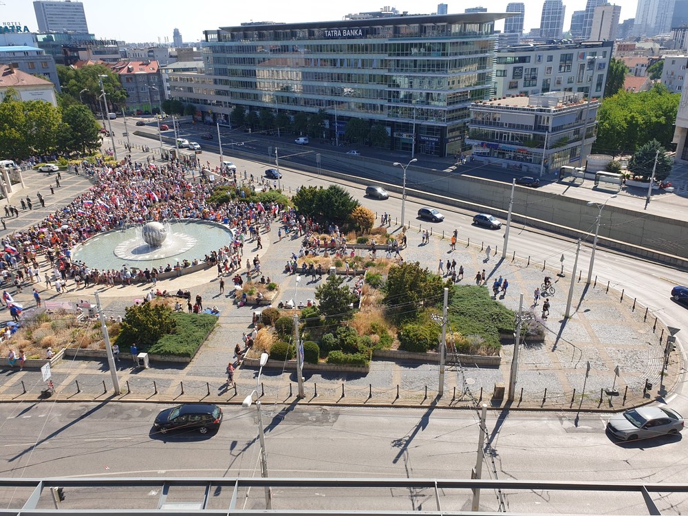 Protest pred prezidentským palácom