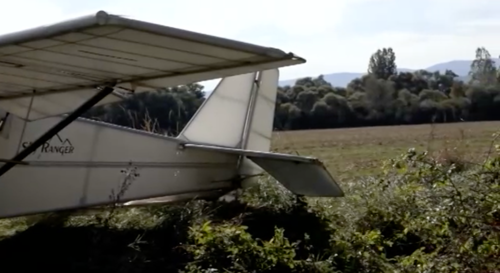 Opustené lietadlo na poli