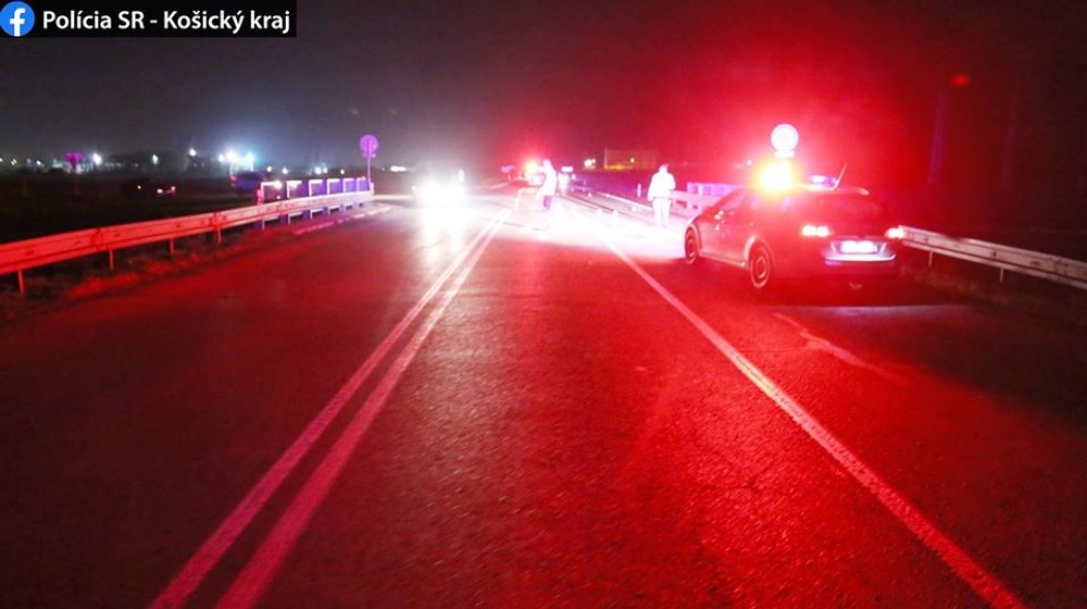 Dve nočné nehody skončili tragicky. O život prišiel chodec i vodič