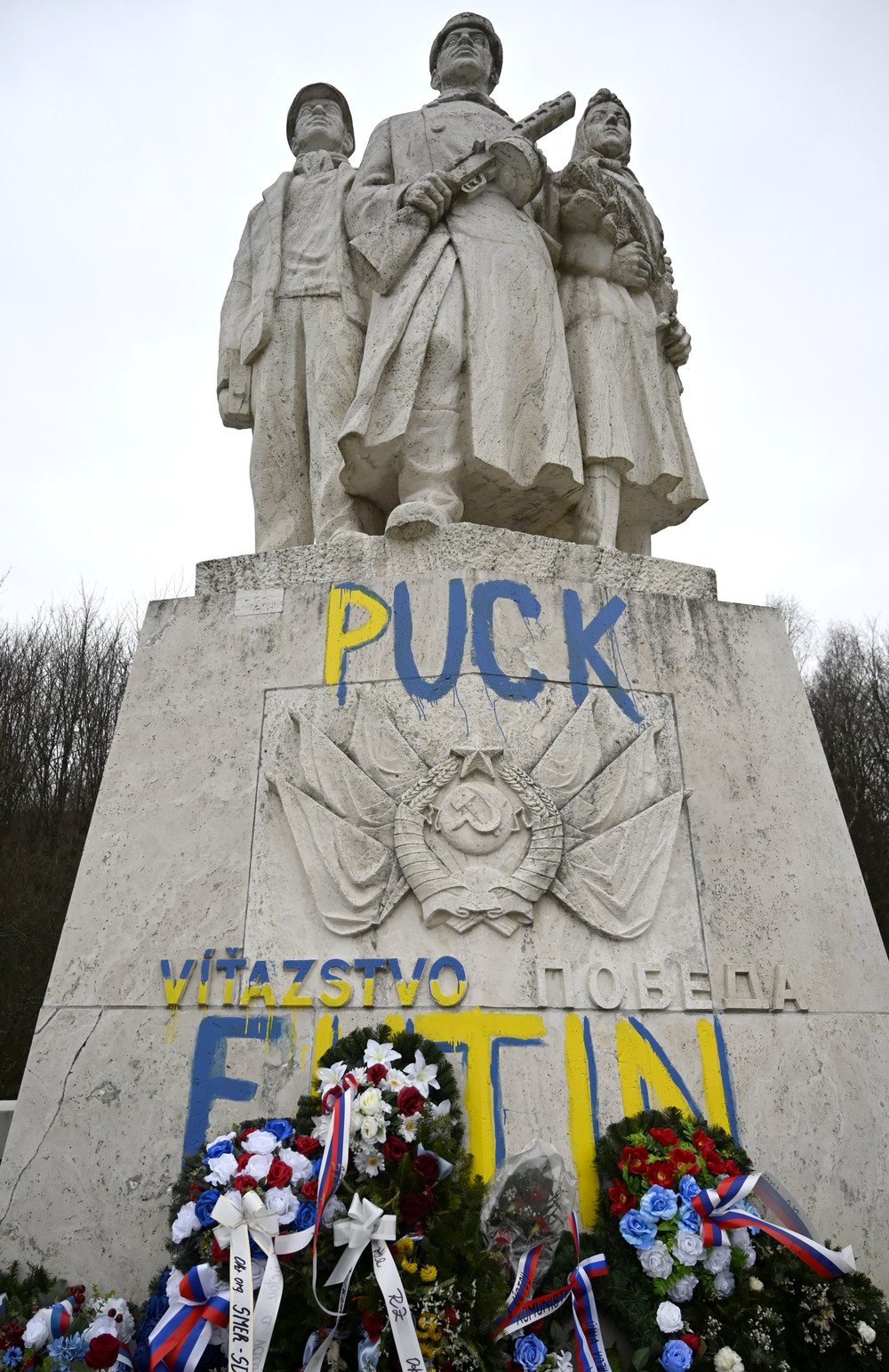 Poškodený pamätník na Dargove 2