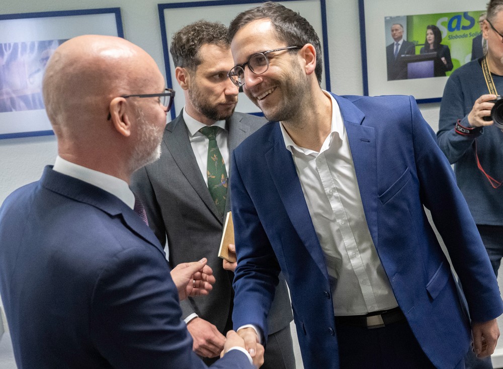 okruhly stol rozhovor