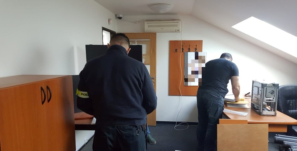 V Bratislave zasahuje NAKA. Stopy holandských kolegov ich zaviedli až na Slovensko