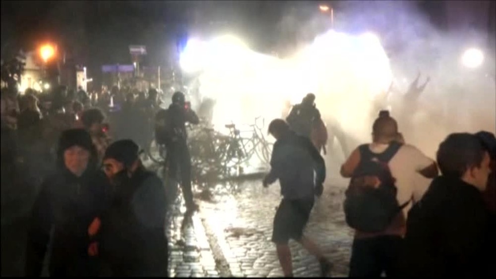 VIDEO: Nemecko v plameňoch. Demonštranti rabovali a útočili na policajtov656