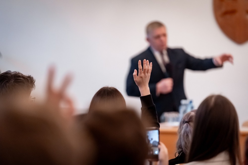 Diskusia Roberta Fica a študentov v Modre