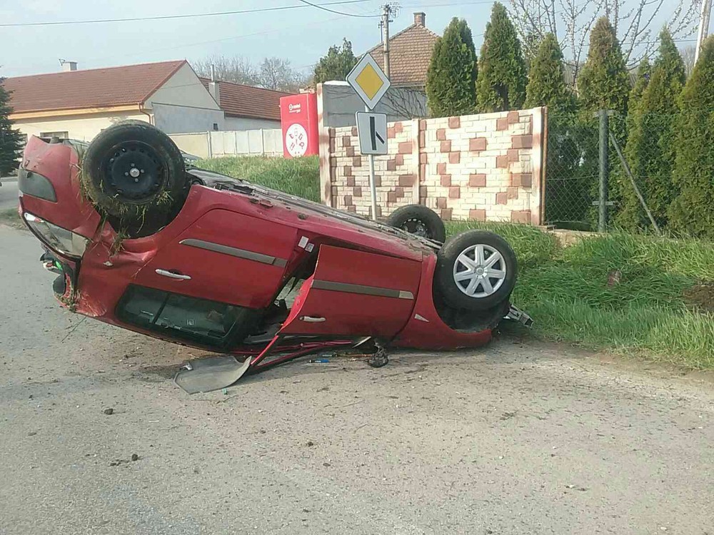 Pri obci Budmerice havarovalo osobné auto