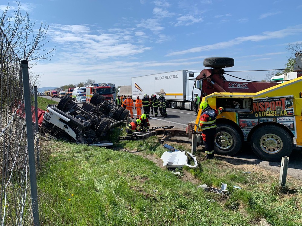 Diaľnicu D2 uzavrela nehoda