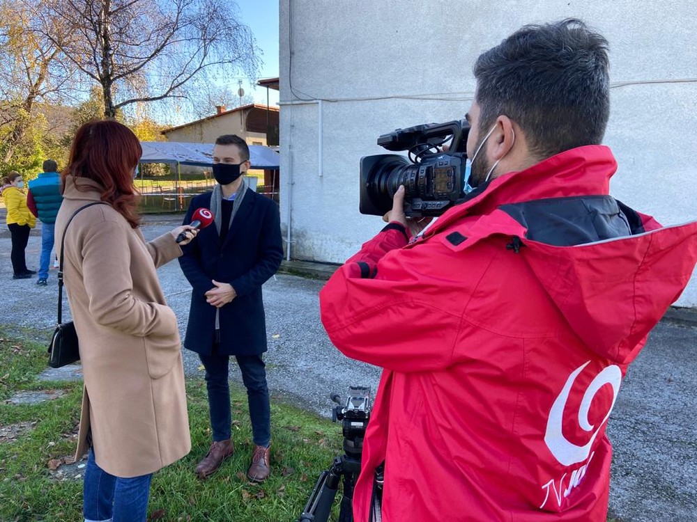 Austrálsky novinár na plošnom testovaní