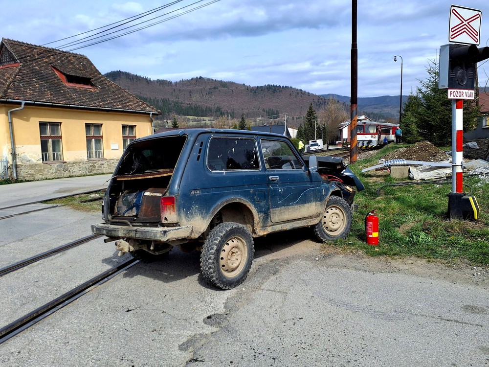 Nehoda auta a vlaku