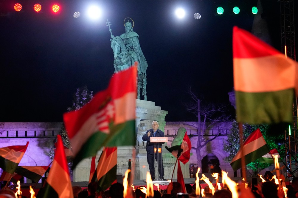 Mítingy Fideszu a TISZA deň pred voľbami v Maďarsku