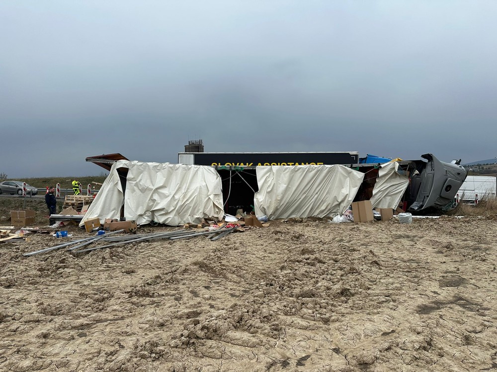 Na diaľnici pri Bidovciach sa v noci prevrátil kamión