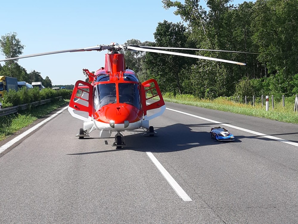 Na D2 došlo k smrteľnej nehode. Auto skončilo mimo cesty 