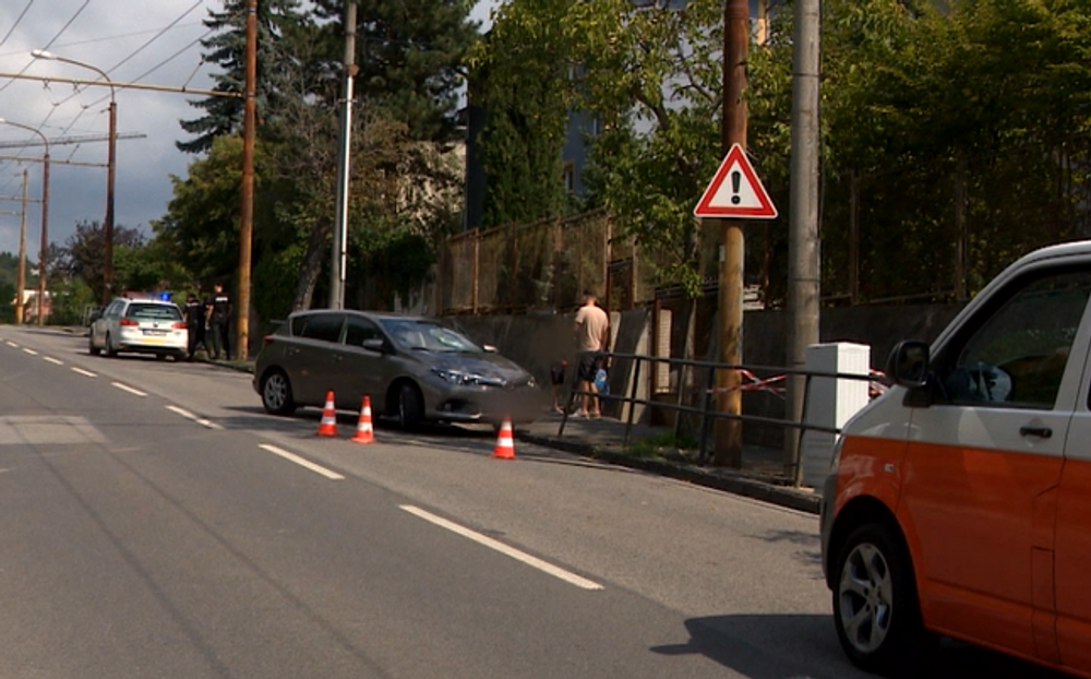 Strach, panika a obrovský šok! Besniaci muž hádzal kamene do áut za plnej premávky