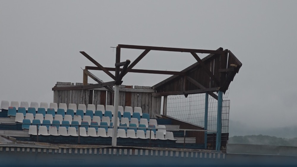 Odfúknutá tribúna na ihrisku