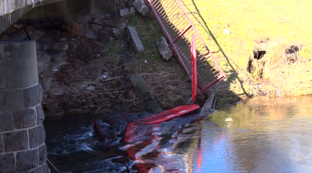 V Partizánskom sa zrútila časť konštrukcie mosta