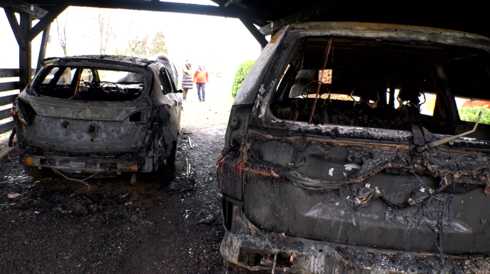 Dlhoročnému poslancovi a jeho dcére podpálili autá