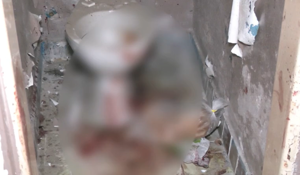 Mladíci dobili bezdomovca