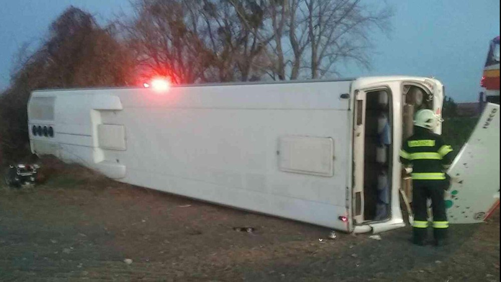 prevrátený autobus