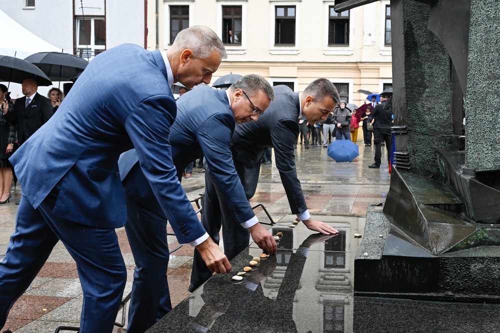 Pietny akt kladenia kamienkov pri príležitosti Pamätného dňa obetí holokaustu a rasového násilia