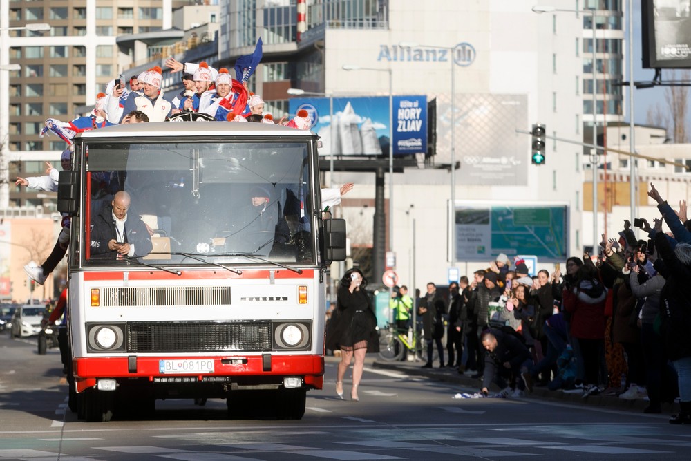 Hokejisti v autobuse