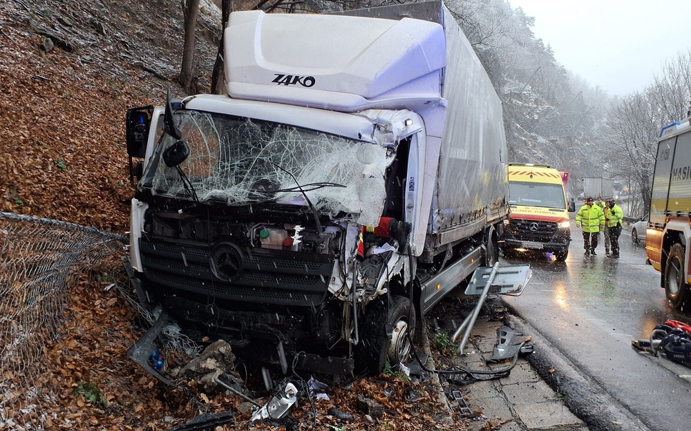 Nehoda kamiónov pod Strečnom 
