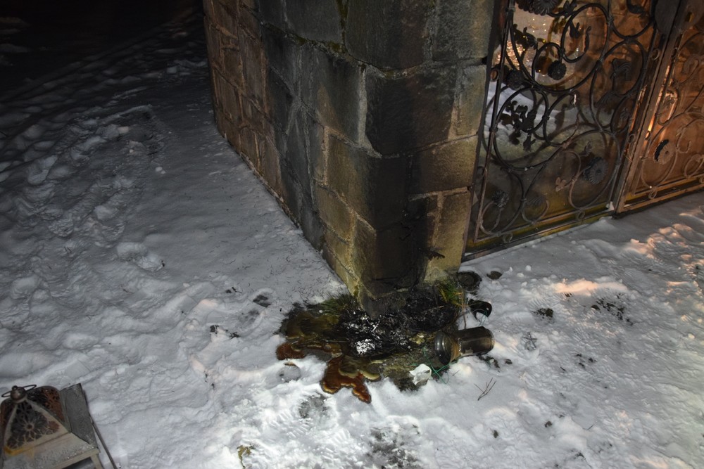 Páchatelia podpálili aj svietniky