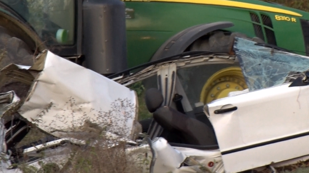 Pri zrážke auta s traktorom sa zranili dve osoby. Po 14-ročného chlapca letel vrtuľník 