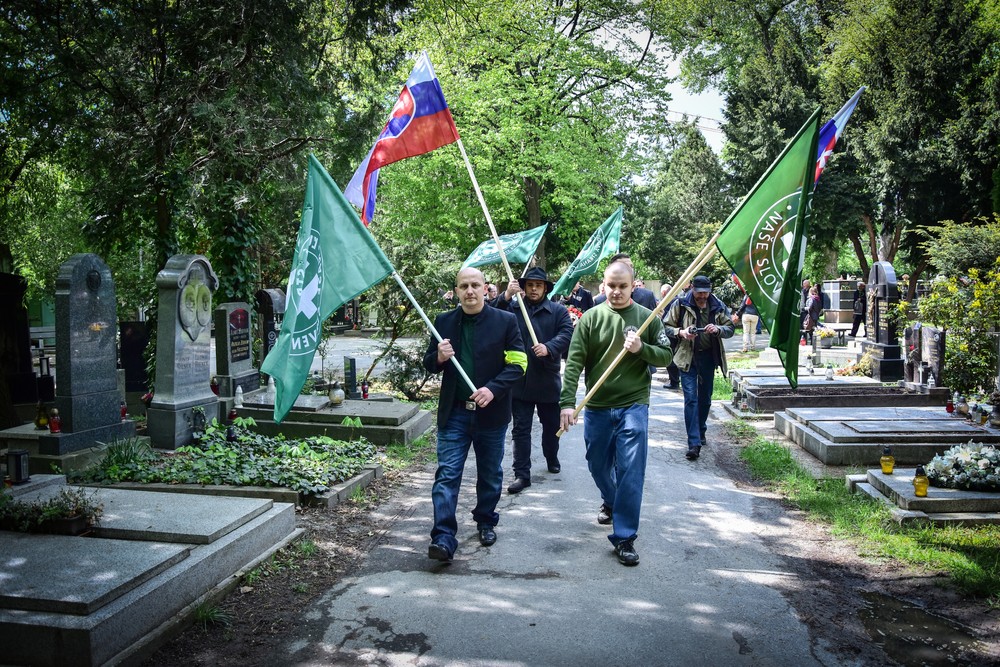 Na Tisovom hrobe si pripomenuli 70. výročie jeho popravy, prišli aj Kotlebovci.jpg