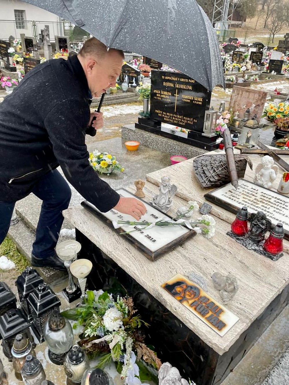 Milan Laurenčík si uctil pamiatku na cintoríne v rodnej obci Jána Kuciaka v Štiavniku