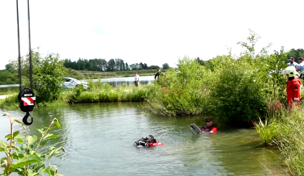 Auto skončilo v rybníku