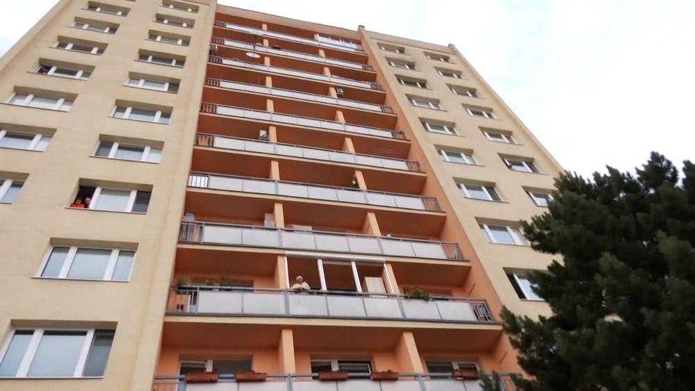 žena chcela vyskočiť z okna (9)