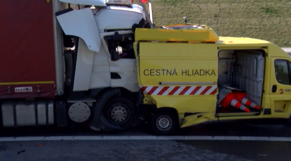Odstavené vozidlo cestnej hliadky nabral kamión 