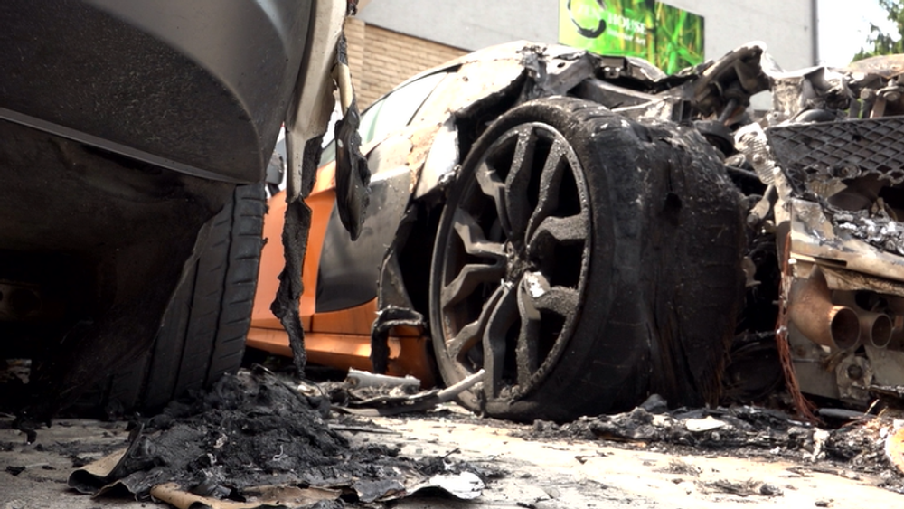 Dvaja maskovaní muži podpálili luxusné auto