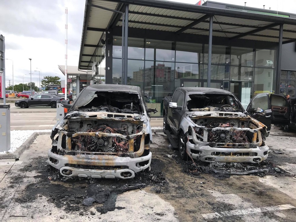 Podpaľač zapálil luxusné autá