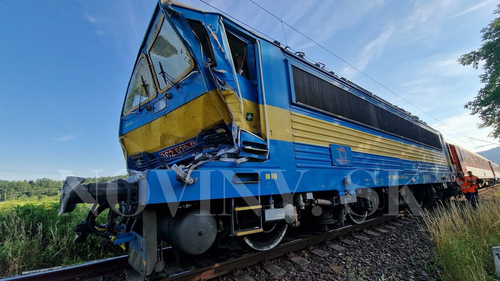 Zrážka vlaku a kamióna Hronský Beňadik (2)