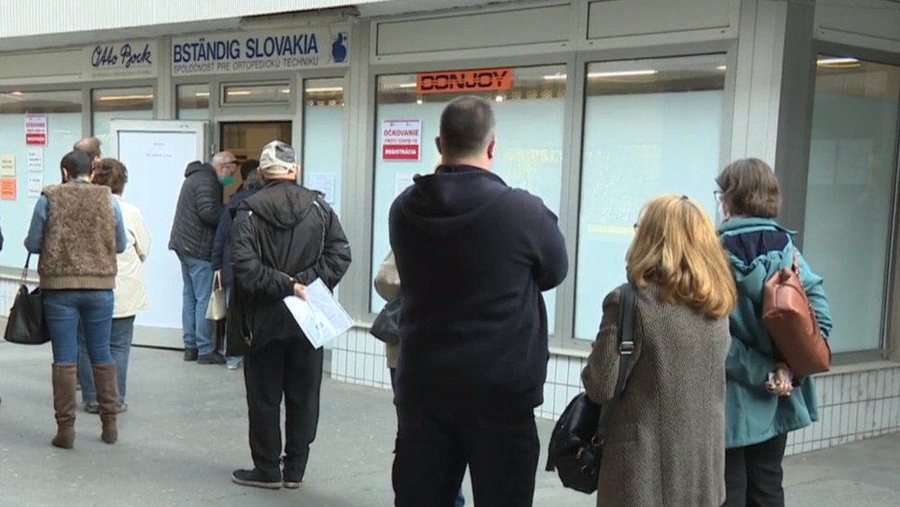 Medzi zaočkovanými treťou dávkou sú aj ľudia, ktorí sa vôbec neregistrovali.