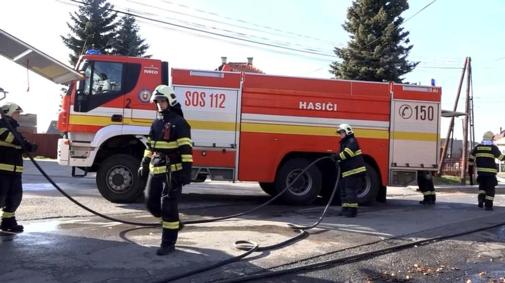  Autobus plný ľudí začal počas jazdy horieť. Zhorel úplne do tla 