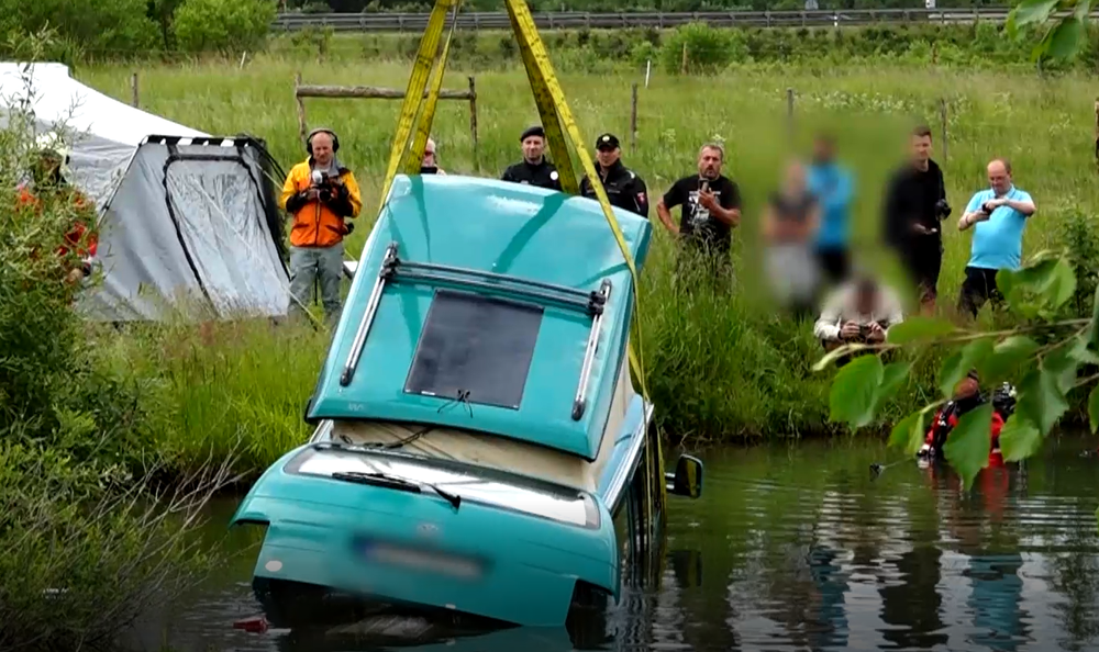 Auto skončilo v rybníku