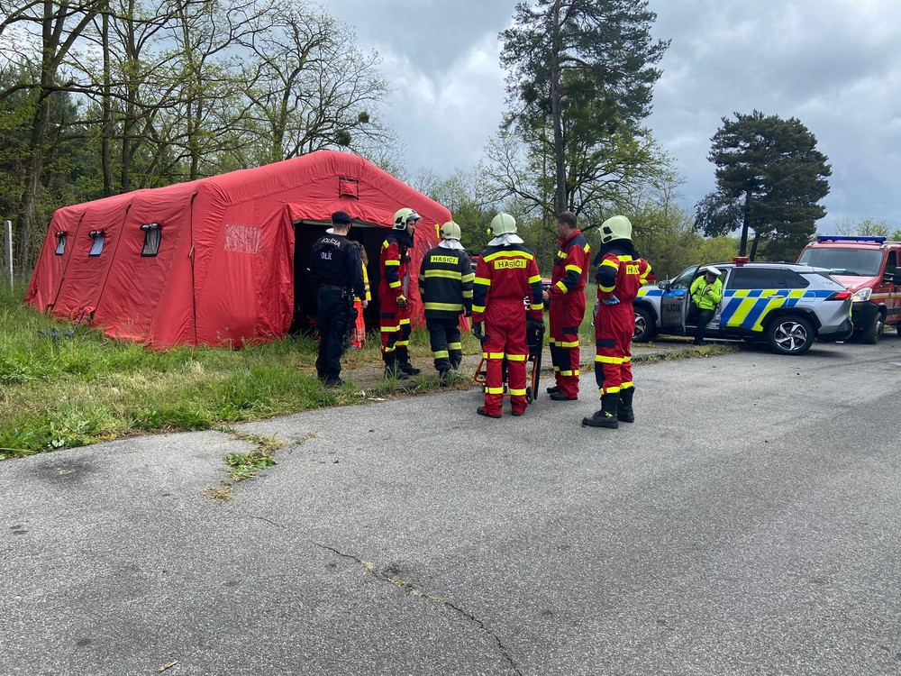 nehoda D2 bus kamion HAZZ (3)